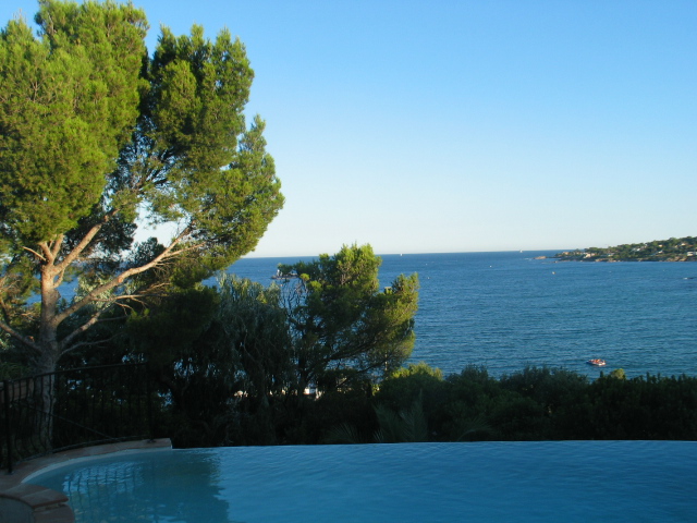 From the terrasse, the view of the garden and the pool